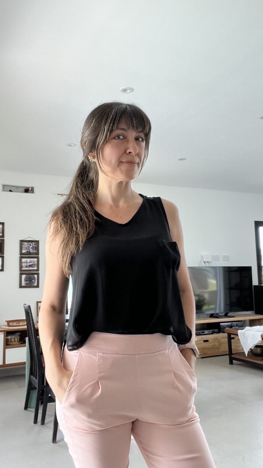 Mujer aprendiendo con el curso Vida Sin Deudas, creando su plan financiero paso a paso para salir del endeudamiento y alcanzar libertad económica.